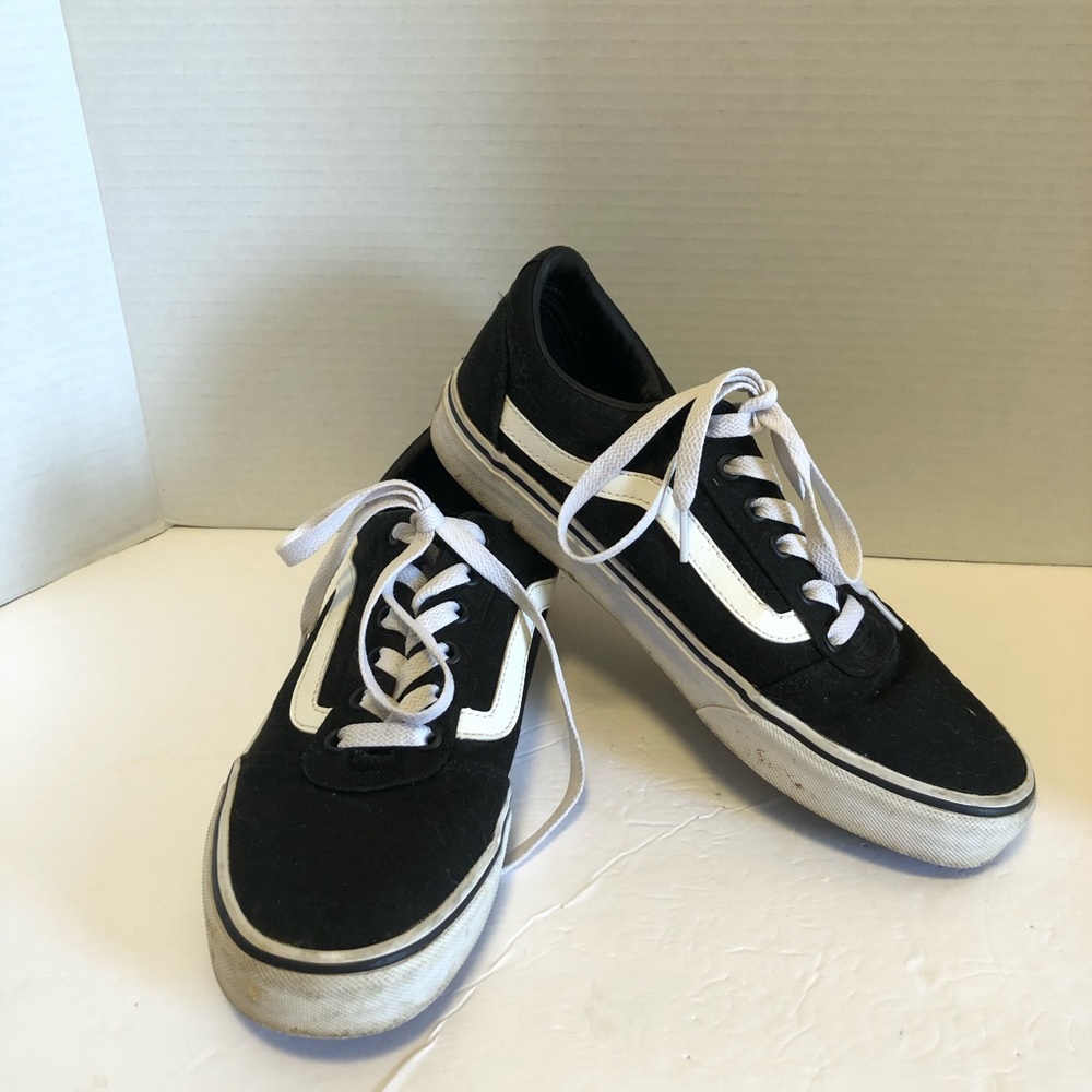 Black and white vans size 9.5